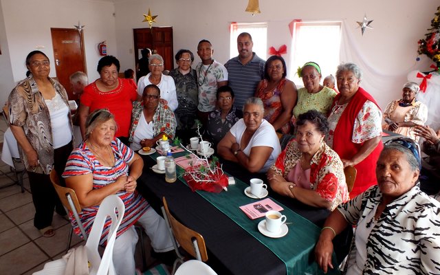 Gansbaai Dept trakteer Bejaardes 2